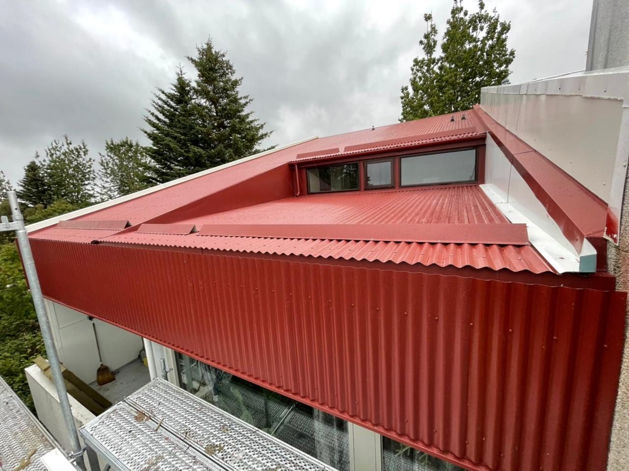 Þak í Breiðholti með rauðri báru og snjóstoppurum