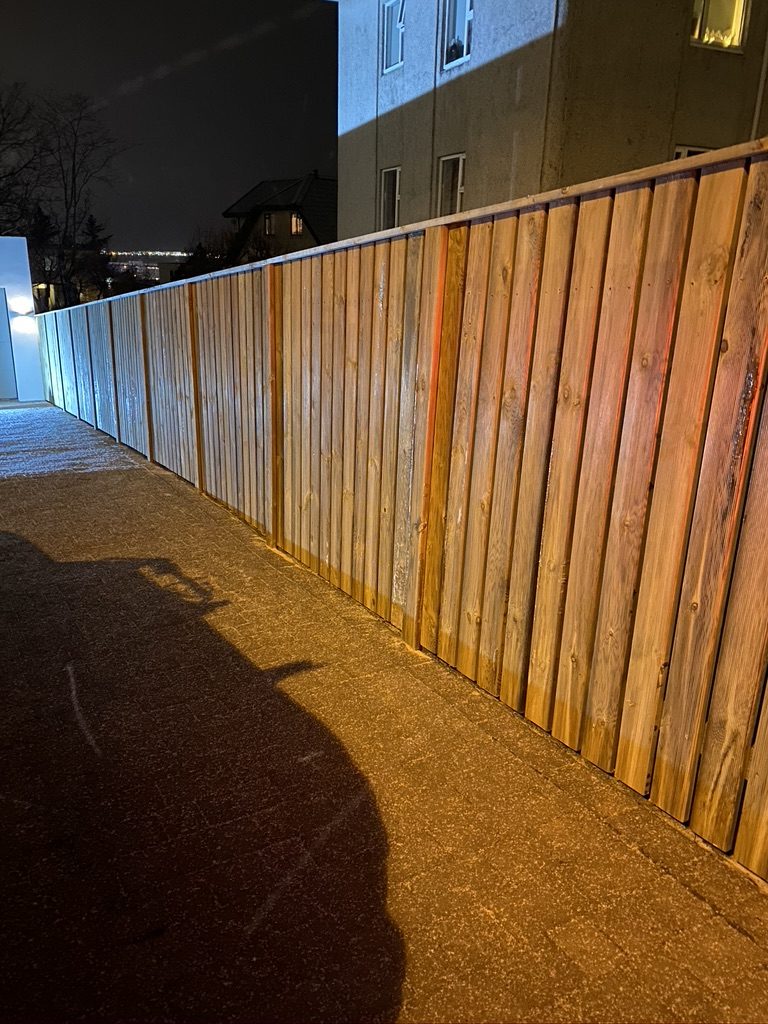 Skjólveggur – Uppsetning skjólpalla og smíði á sólpöllum.