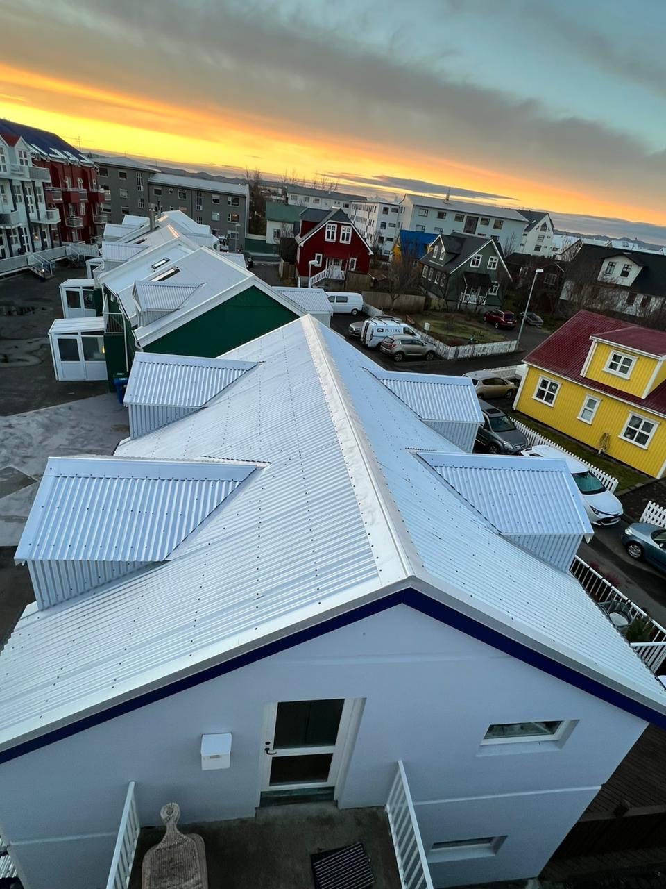 Raðhúsalengja í Vesturbæ Reykjavíkur með mörgum kvistum