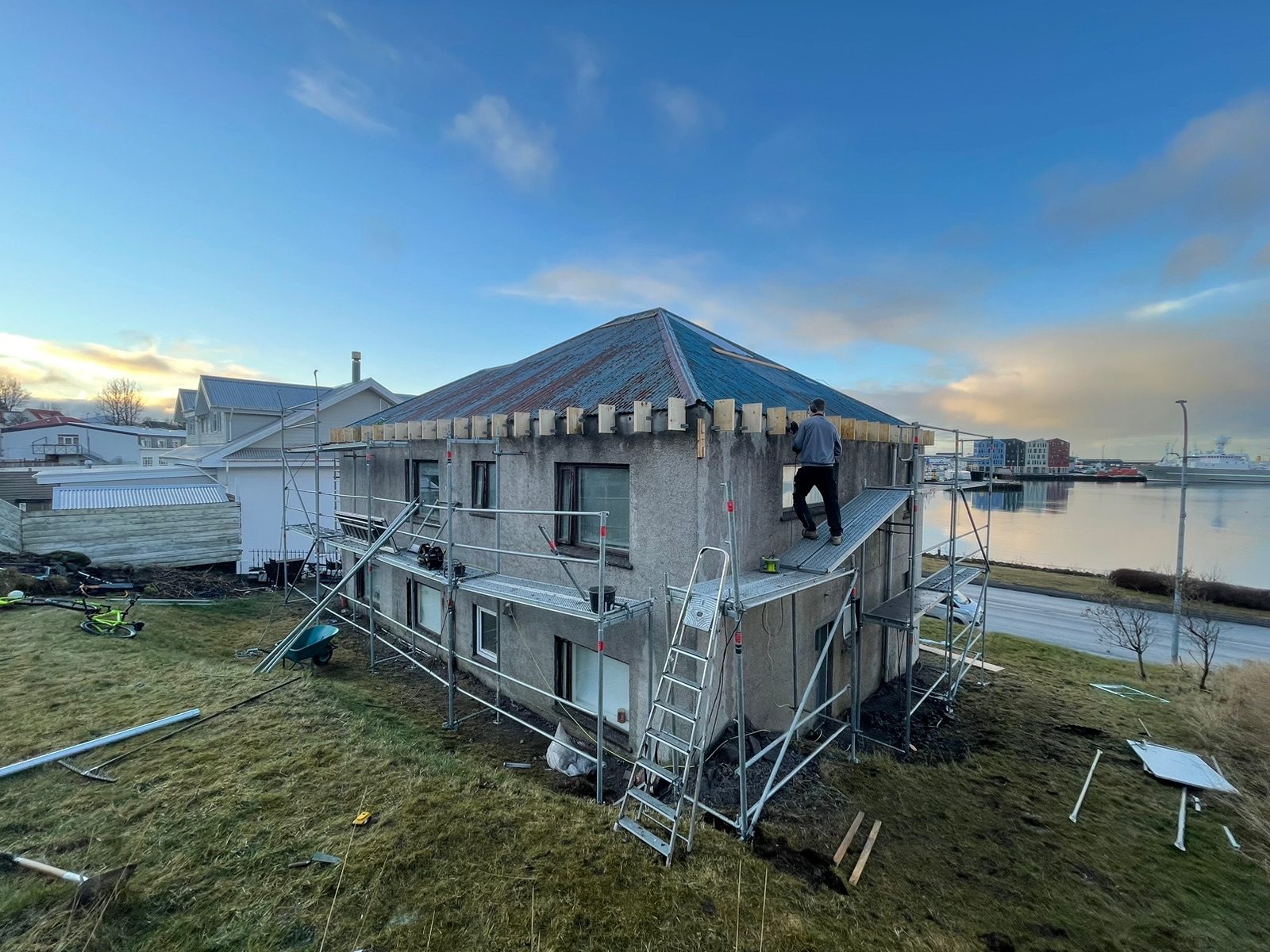 Fyrir: Þakskipti og nýir þakgluggar á húsi við Hafnarfjarðarhöfn